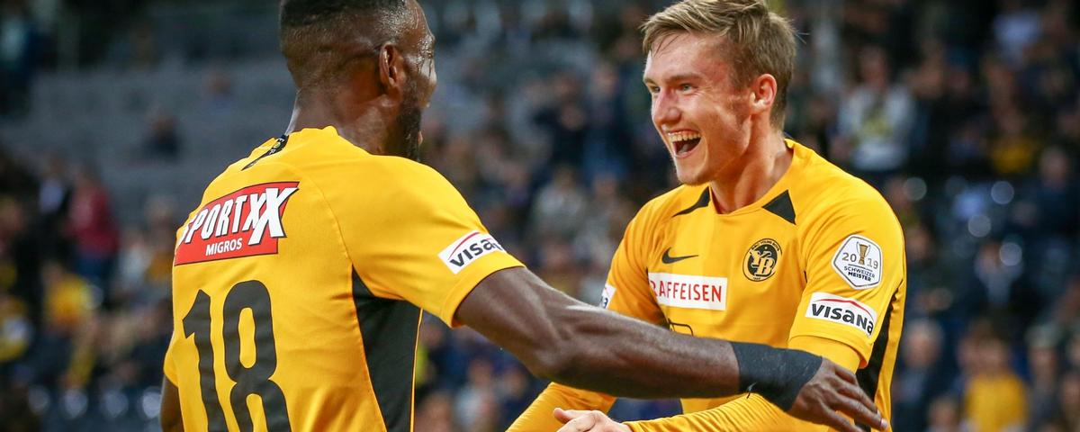 Spieler von YB Bern freuen sich während eines Spiels