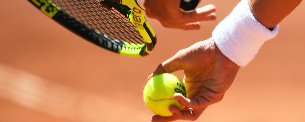 Nahansicht auf die Hände eines Tennisspielers beim Aufschlag