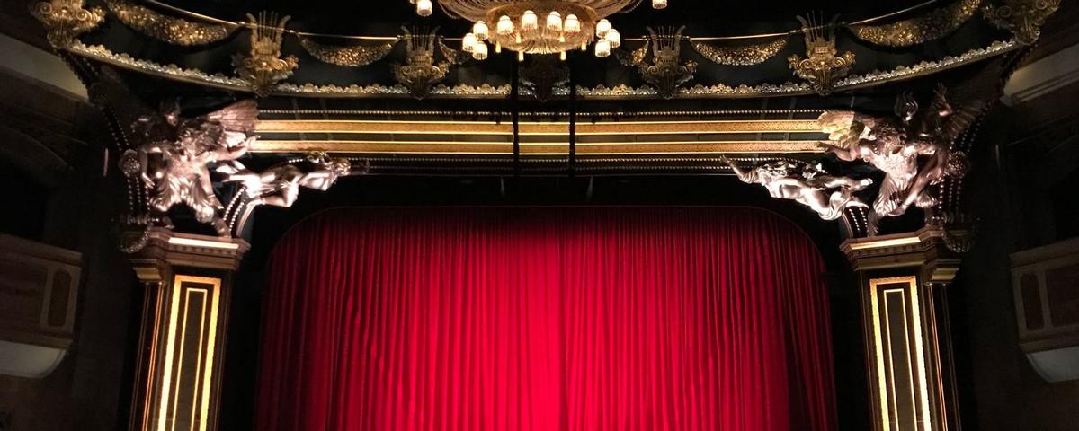 Vorhang einer Theaterbühne