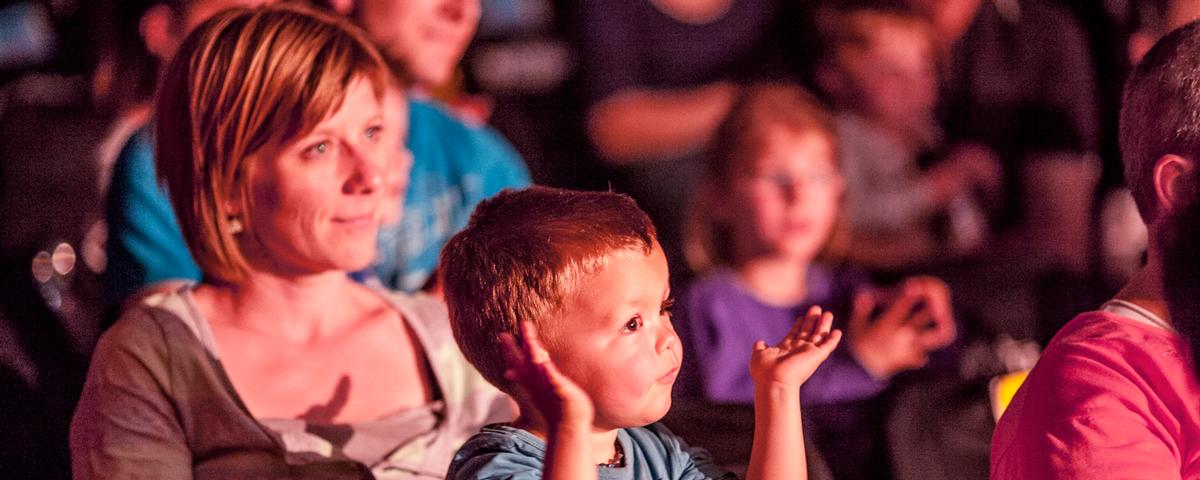 Familie beim Zuschauen einer Veranstaltung