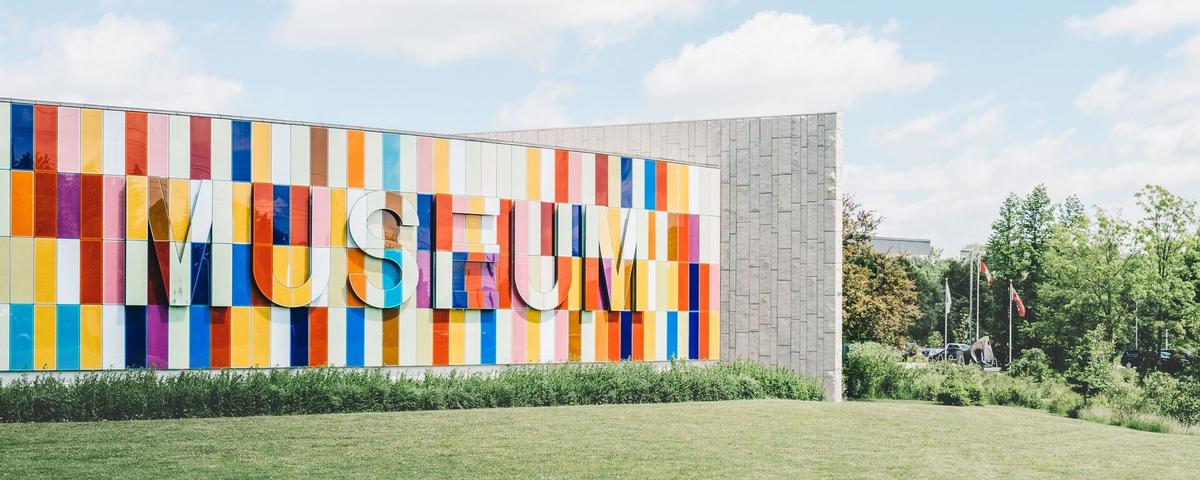Gebäudewand mit der Beschriftung Museum