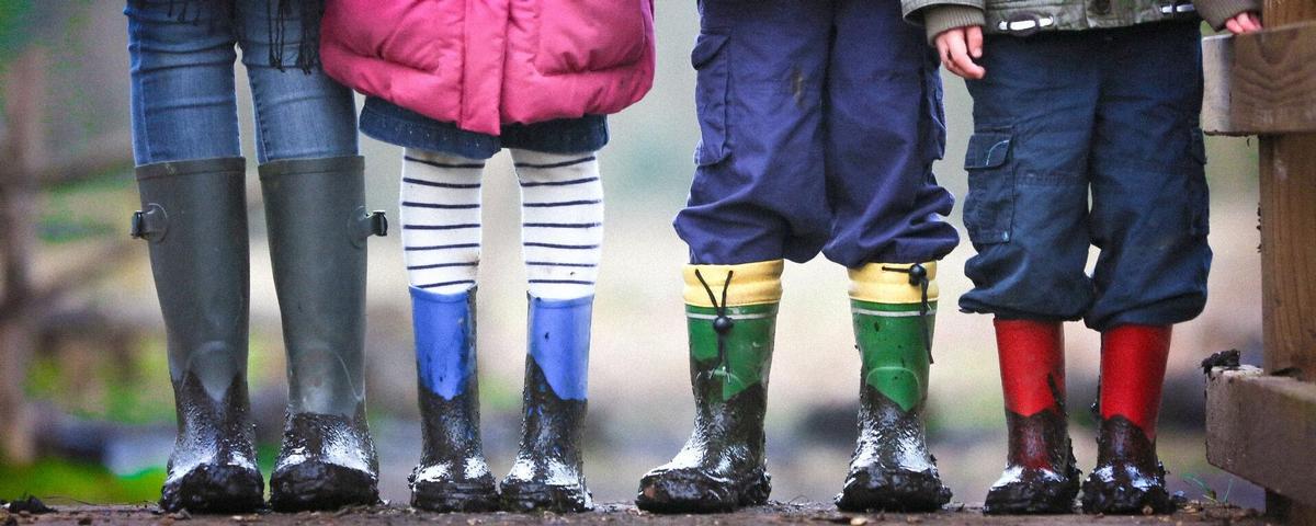Vier Personen in Gummistiefeln