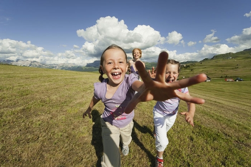 Glückliche Kinder auf einem Feld