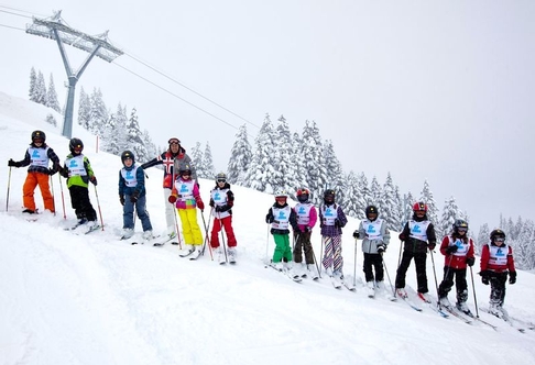 Bild vom Skihang mit Kindern