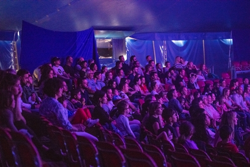 Zuschauer bei einer Kulturveranstaltung im Zirkuszelt