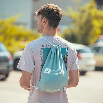 Das Bild zeigt einen Mann mit einem Rucksack von Swiss Sports Benefits.