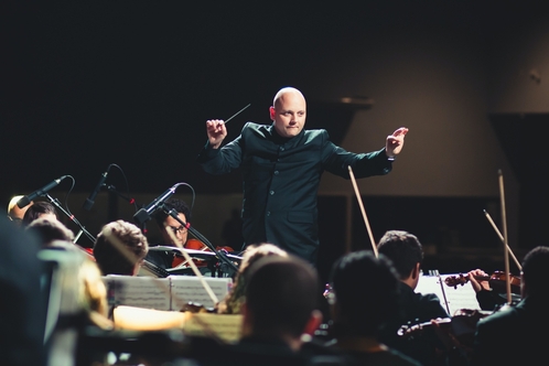 Dirigent vor einem Orchester während einer Aufführung