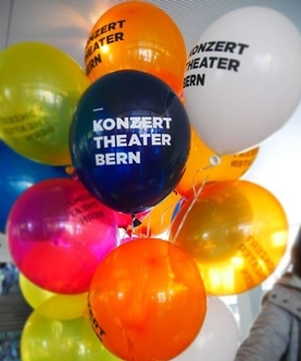 bunte Luftballons mit der Aufschrift Konzert Theater Bern